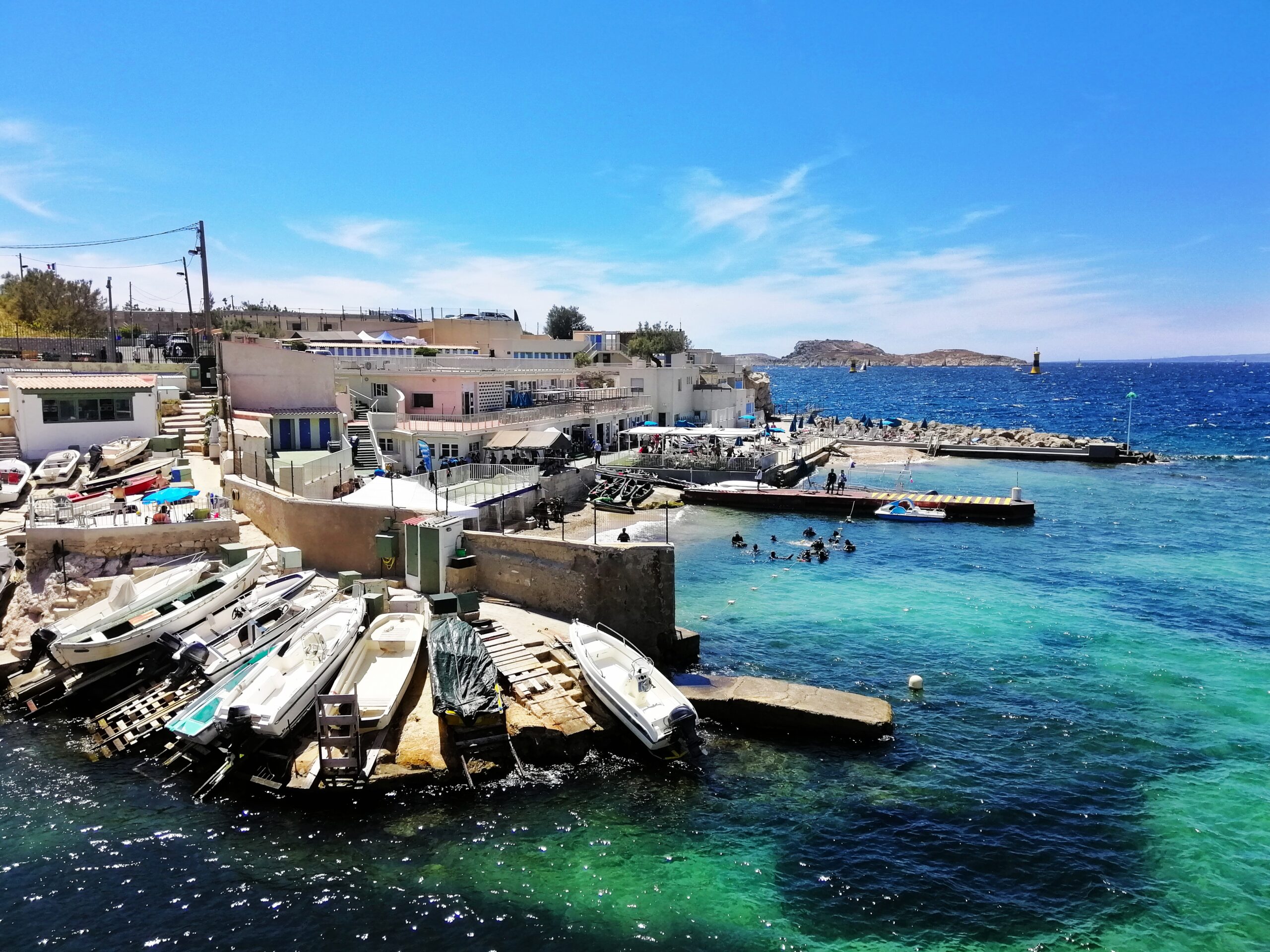 mer-bateaux-elle-entouree-batiments-marseille