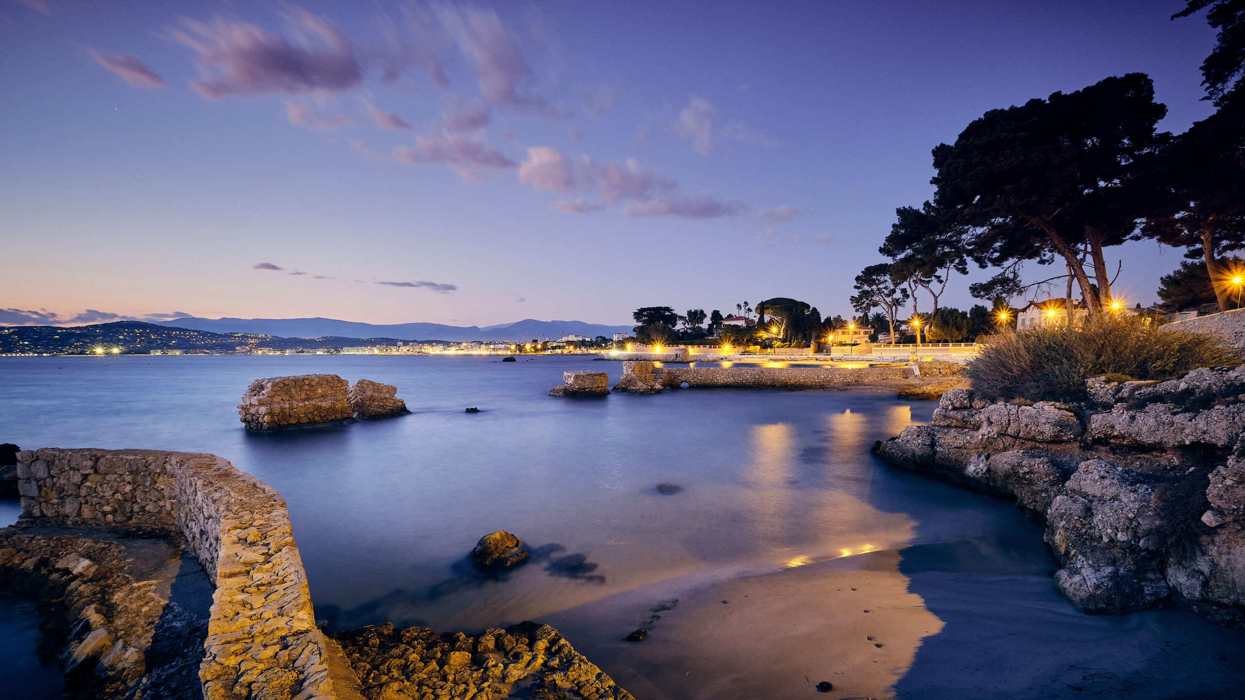 ville-antibes-entouree-par-french-riveria-pendant-soiree-france