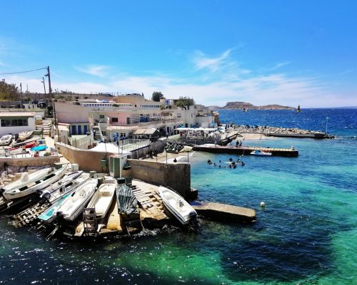 mer-bateaux-elle-entouree-batiments-marseille