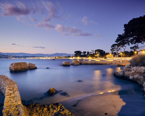 ville-antibes-entouree-par-french-riveria-pendant-soiree-france